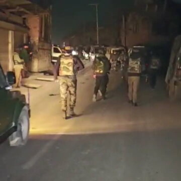 श्रीनगर में सुरक्षा बलों की बस पर आतंकी हमला, 3 जवान शहीद, 14 घायल