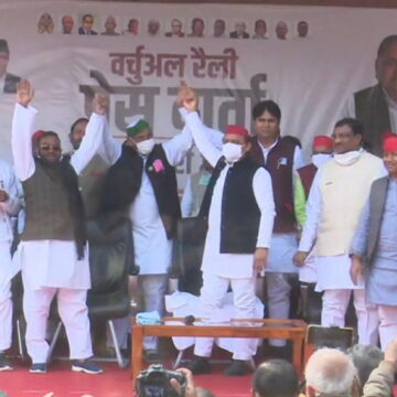 स्वामी प्रसाद मौर्य समेत BJP के 8 MLA और दर्जनों दूसरे नेता सपा में शामिल