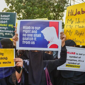 हिजाब को लेकर कर्नाटक में बवाल, हिंसक पथराव, धारा 144 लागू