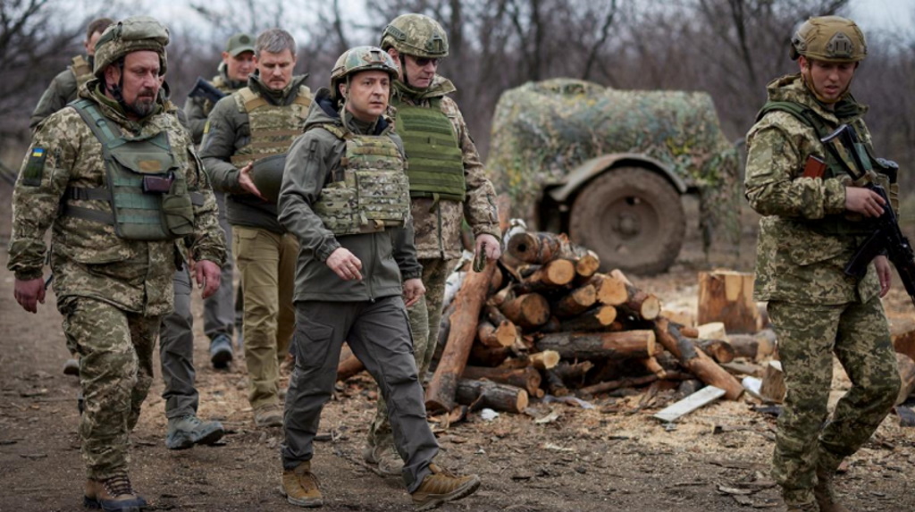 नए रूसी हमलों में यूक्रेन की ईंधन आपूर्ति और हवाई क्षेत्र बाधित, विस्थापन जारी