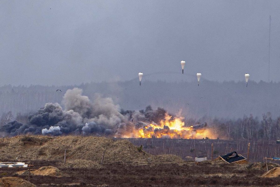 यूक्रेन पर रूस ने शुरू किया भूमि, वायु और समुद्र से चौतरफा हमला, मची अफरातफरी