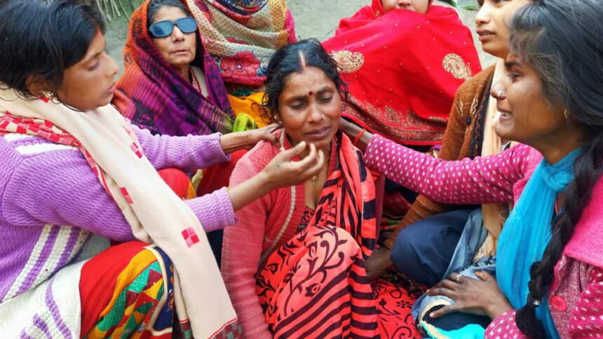 गोरखपुर में महिलाएं कुएं में गिरीं, करते रहे फोन पर एंबुलेंस नहीं आई, 13 की मौत